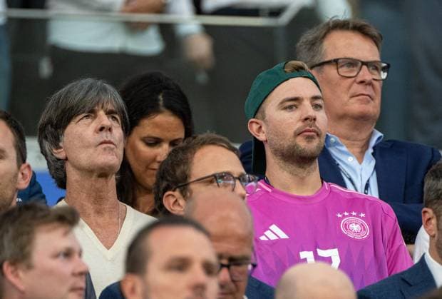 Fußball, Herren, Saison 2023 24, Euro EM 2024, Gruppe A (3. Spieltag) in Frankfurt, Schweiz - Deutschland, v.l. Trainer Joachim Jogi Löw und Christoph Kramer (Borussia Mönchengladbach) auf der Tribüne, 23.06. 2024, Copyright: xMatthiasxKochx