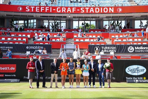 Edwin Weindorfer (CEO der e motion group), Dr. Dietrich Wolter (Präsident LTTC Rot-Weiß Berlin), Zweitplatzierte Veronika KUDERMETOVA und Hao-Ching Chan (TWA) und Doppelsiegerinnen 2024: Xinyu Wang (CHN) und Saisai Zheng (CHN), Bartosz Wojszins (Gründer der ecotrans Group), Barbara Rittner (Turnierdirektorin ecotrans Ladies Open) und Hostess, ecotrans Ladies Open 2024, Berlin, LTTC Rot-Weiß , 23.06.2024, Copyright: xClaudioxGärtnerx