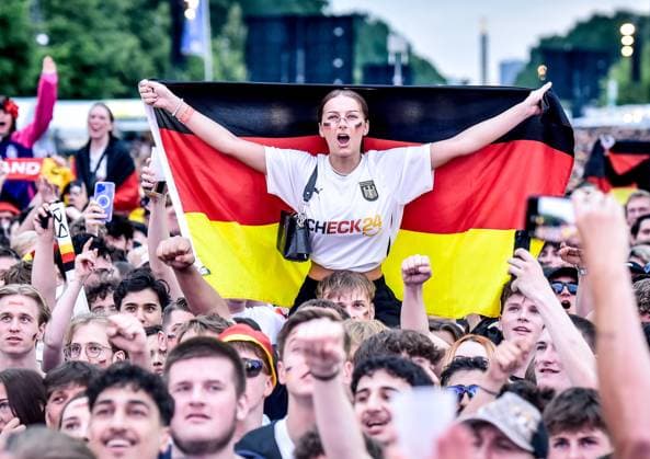 Fussball, EM 2024 Fan Zone in Berlin am Brandenburger Tor 23.06.2024, xdanx, Fussball, EM 2024 Fan Zone in Berlin am Brandenburger Tor, v.l. Emotionen, Fans, Stimmung, Fahnen, Logo, Deutschland,Germany,Zuschauer, Trikots Berlin Fanmeile Berlin Deutschland (DE) Copyright: xDanielxLakomskix