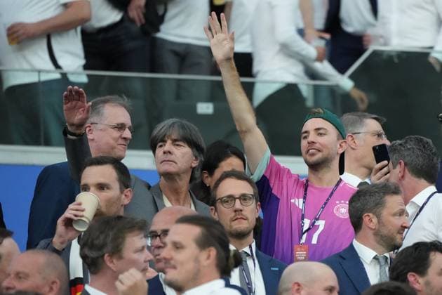 Ex-Bundestrainer Joachim Löw und Christoph Kramer auf der Tribüne - Frankfurt 23.06.2024: Deutschland vs. Schweiz, EURO2024 M25, Gruppe A, EM-Arena Frankfurt