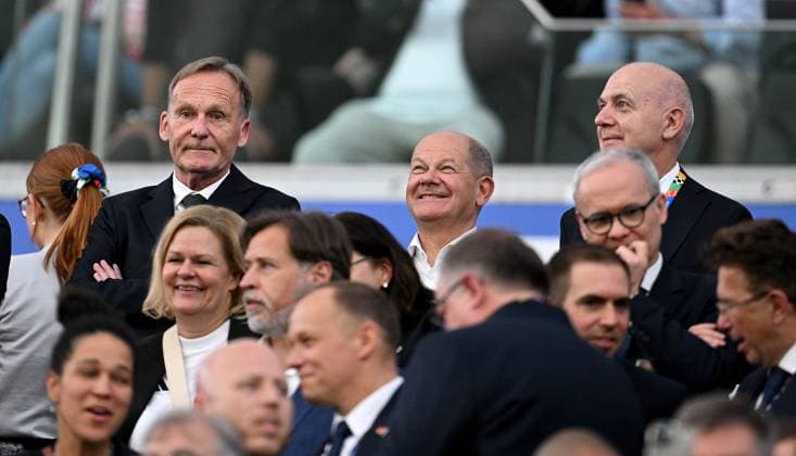 Fussball Euro 2024 Gruppe A 23.06.2024 Schweiz - Deutschland Auf der Tribuene, Vorsitzender des Aufsichtsrats der DFL Hans Joachim Watzke (li.) , Bundeskanzler Olaf Scholz (mitte) und DFB Praesident Bernd Neuendorf (re)