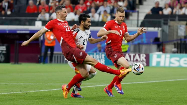 23.06.2024, Fussball, Euro 2024, Vorrunde, Schweiz – Deutschland, GER, Frankfurt, Stadium Bild: v. li. Fabian Schaer (Switzerland, 22), Ilkay Guendogan (Germany, 21) und Silvan Widmer (Switzerland, 3) Copyright: HMBxMedia xHeikoxBecker