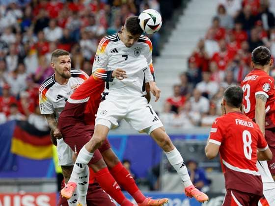 23.06.2024, Fussball, Euro 2024, Vorrunde, Schweiz – Deutschland, GER, Frankfurt, Stadium Bild: v. li. Manuel Akanji (Switzerland, 5) und Kai Havertz (Germany, 7) mit einem Kopfball, Copyright: HMBxMedia xHeikoxBecker