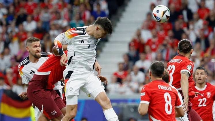 23.06.2024, Fussball, Euro 2024, Vorrunde, Schweiz – Deutschland, GER, Frankfurt, Stadium Bild: v. li. Manuel Akanji (Switzerland, 5) und Kai Havertz (Germany, 7) mit einem Kopfball, Copyright: HMBxMedia xHeikoxBecker