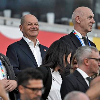 23.06.2024, Fussball UEFA EURO, EM, Europameisterschaft,Fussball 2024, Vorrunde, 3.Spieltag, Deutschland - Schweiz, in der Frankfurt-Arena in Frankfurt am Main, Bundeskanzler Olaf Scholz (Deutschland) und Außenministerin Annalena Baerbock (Deutschland).