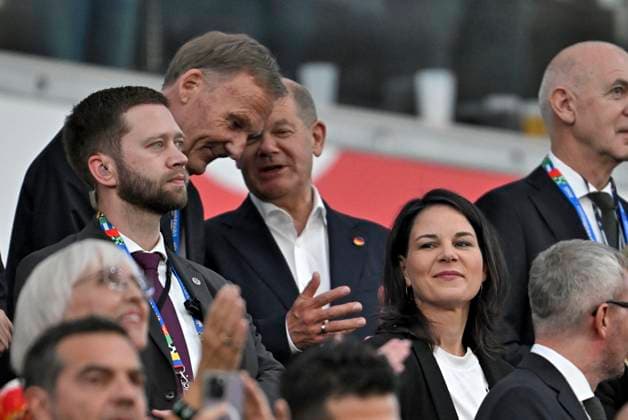 23.06.2024, Fussball UEFA EURO, EM, Europameisterschaft,Fussball 2024, Vorrunde, 3.Spieltag, Deutschland - Schweiz, in der Frankfurt-Arena in Frankfurt am Main, Bundeskanzler Olaf Scholz (Deutschland) und Außenministerin Annalena Baerbock (Deutschland).