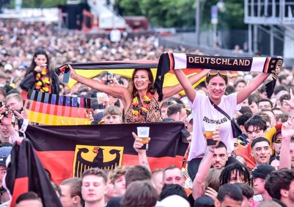 Fussball, EM 2024 Fan Zone in Berlin am Brandenburger Tor 23.06.2024, xdanx, Fussball, EM 2024 Fan Zone in Berlin am Brandenburger Tor, v.l. Emotionen, Fans, Stimmung, Fahnen, Logo, Deutschland,Germany,Zuschauer, Trikots Berlin Fanmeile Berlin Deutschland (DE) Copyright: xDanielxLakomskix