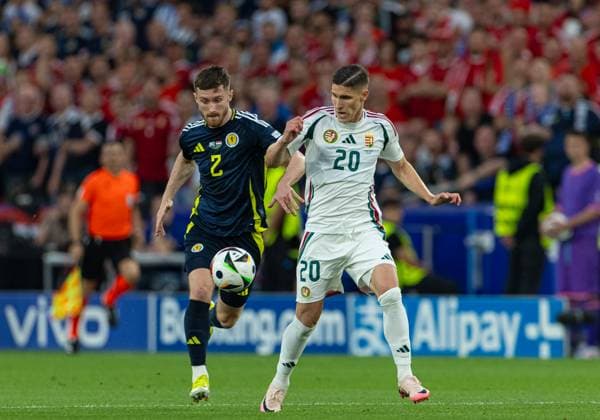 Football - UEFA EURO, EM, Europameisterschaft,Fussball 2024 - Group A - Scotland v Hungary STUTTGART, GERMANY - Sunday, June 23, 2024: Anthony Ralston (L) challenges Hungary s Roland Sallai during the UEFA Euro 2024 Group A match between Scotland and Hungary at the Stuttgart Arena. (Photo by David Rawcliffe Propaganda) STUTTGART Stuttgart Arena BADEN-WÜRTTEMBERG GERMANY  Copyright: xDavidxRawcliffex P2024-06-23-Scotland_Hungary-26