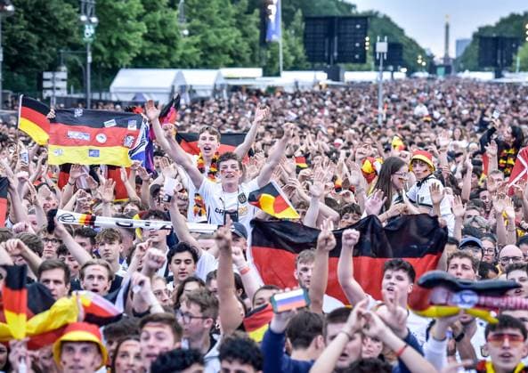 Fussball, EM 2024 Fan Zone in Berlin am Brandenburger Tor 23.06.2024, xdanx, Fussball, EM 2024 Fan Zone in Berlin am Brandenburger Tor, v.l. Emotionen, Fans, Stimmung, Fahnen, Logo, Deutschland,Germany,Zuschauer, Trikots Berlin Fanmeile Berlin Deutschland (DE) Copyright: xDanielxLakomskix