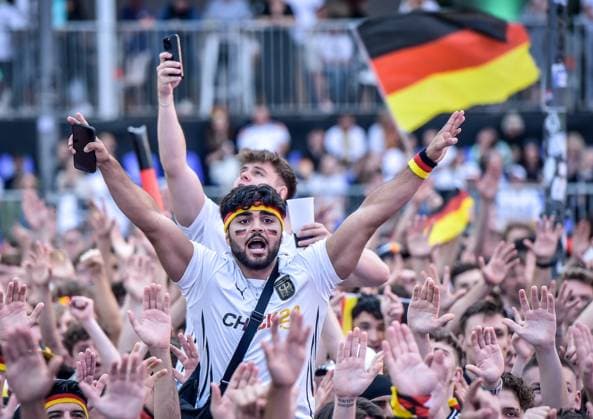 Fussball, EM 2024 Fan Zone in Berlin am Brandenburger Tor 23.06.2024, xdanx, Fussball, EM 2024 Fan Zone in Berlin am Brandenburger Tor, v.l. Emotionen, Fans, Stimmung, Fahnen, Logo, Deutschland,Germany,Zuschauer, Trikots Berlin Fanmeile Berlin Deutschland (DE) Copyright: xDanielxLakomskix