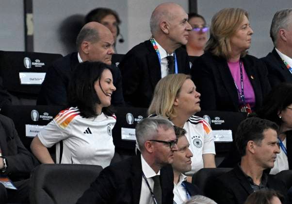 23.06.2024, Fussball UEFA EURO, EM, Europameisterschaft,Fussball 2024, Vorrunde, 3.Spieltag, Deutschland - Schweiz, in der Frankfurt-Arena in Frankfurt am Main, Bundeskanzler Olaf Scholz (Deutschland) und Außenministerin Annalena Baerbock (Duetschland) mit Deutschland Trikot und Nancy Fässer (Deutschland)