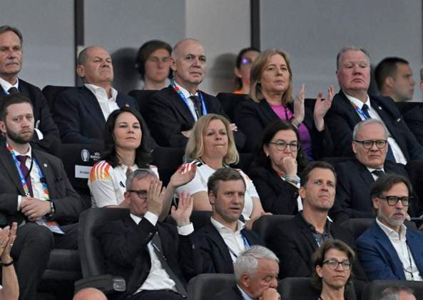 23.06.2024, Fussball UEFA EURO, EM, Europameisterschaft,Fussball 2024, Vorrunde, 3.Spieltag, Deutschland - Schweiz, in der Frankfurt-Arena in Frankfurt am Main, Bundeskanzler Olaf Scholz (Deutschland) und Außenministerin Annalena Baerbock (Duetschland) mit Deutschland Trikot und Nancy Fässer (Deutschland)