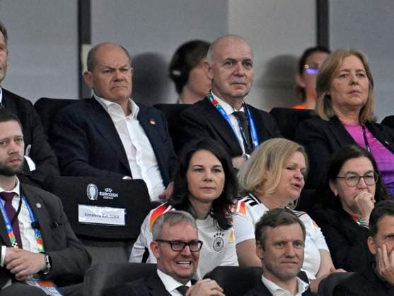 23.06.2024, Fussball UEFA EURO, EM, Europameisterschaft,Fussball 2024, Vorrunde, 3.Spieltag, Deutschland - Schweiz, in der Frankfurt-Arena in Frankfurt am Main, Bundeskanzler Olaf Scholz (Deutschland) und Außenministerin Annalena Baerbock (Duetschland) mit Deutschland Trikot und Nancy Fässer (Deutschland)