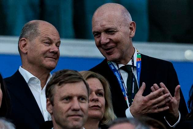 UEFA EURO, EM, Europameisterschaft,Fussball 2024: Schweiz - Deutschland; 23.06.2024 Olaf Scholz, Bernd Neuendorf (DFB Präsident). UEFA EURO 2024: Schweiz - Deutschland; Frankfurt Arena, Frankfurt am 23.06.2024 Copyright: xBEAUTIFULxSPORTS Wunderlx