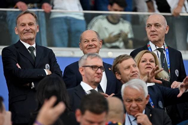 23.06.2024, xjrdrx, Fussball EM 2024, Schweiz - Deutschland emspor, v.l. Hans-Joachim Aki Watzke Bundeskanzler Olaf Scholz (SPD) DFB Praesident Bernd Neuendorf (Deutscher Fussball-Bund) Nancy Faeser Bundesministerin des Innern und für Heimat der Bundesrepublik Deutschland (DFL DFB REGULATIONS PROHIBIT ANY USE OF PHOTOGRAPHS as IMAGE SEQUENCES and or QUASI-VIDEO) Frankfurt