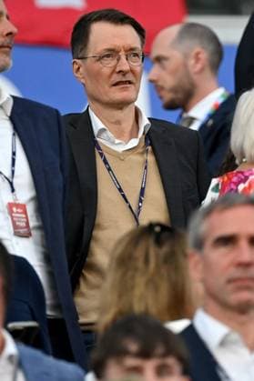 23.06.2024, xjrdrx, Fussball EM 2024, Schweiz - Deutschland emspor, v.l. Karl Lauterbach (SPD) Deutscher Bundesminister für Gesundheit (DFL DFB REGULATIONS PROHIBIT ANY USE OF PHOTOGRAPHS as IMAGE SEQUENCES and or QUASI-VIDEO) Frankfurt