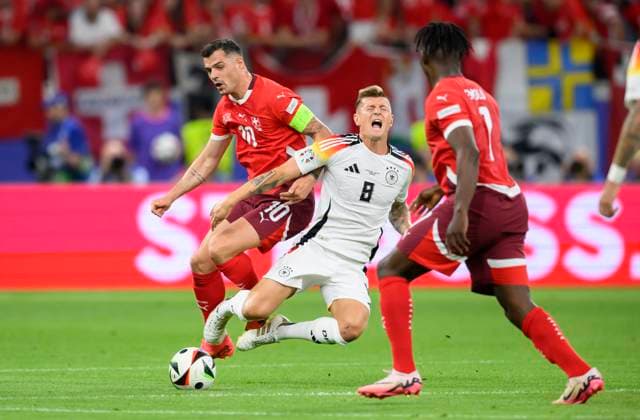 v.l. XHAKA Granit (SUI), Toni KROOS (GER) Foul, Aktion, Zweikampf, Vorrunde 3. Spieltag, Gruppe A, Match M25, Schweiz (SUI) - Deutschland (GER), am 23.06.2024 in Frankfurt Deutschland. Fussball Europameisterschaft 2024 vom 14.06. - 14.07.2024 in Deutschland. Â
