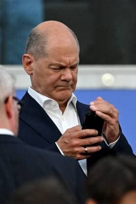 23.06.2024, xjrdrx, Fussball EM 2024, Schweiz - Deutschland emspor, v.l. Bundeskanzler Olaf Scholz (SPD) mit Handy Smartphone Telefon (DFL DFB REGULATIONS PROHIBIT ANY USE OF PHOTOGRAPHS as IMAGE SEQUENCES and or QUASI-VIDEO) Frankfurt