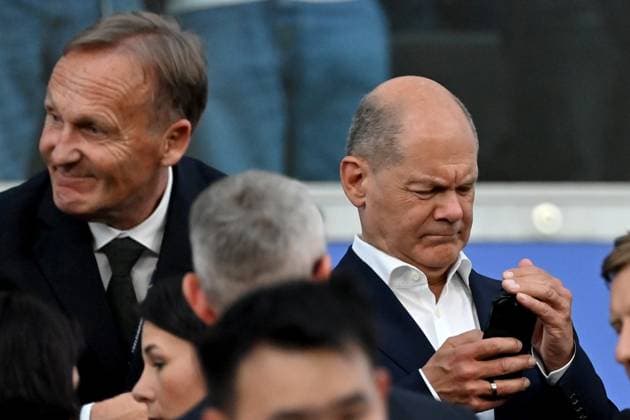 23.06.2024, xjrdrx, Fussball EM 2024, Schweiz - Deutschland emspor, v.l. Bundeskanzler Olaf Scholz (SPD) mit Handy Smartphone Telefon (DFL DFB REGULATIONS PROHIBIT ANY USE OF PHOTOGRAPHS as IMAGE SEQUENCES and or QUASI-VIDEO) Frankfurt