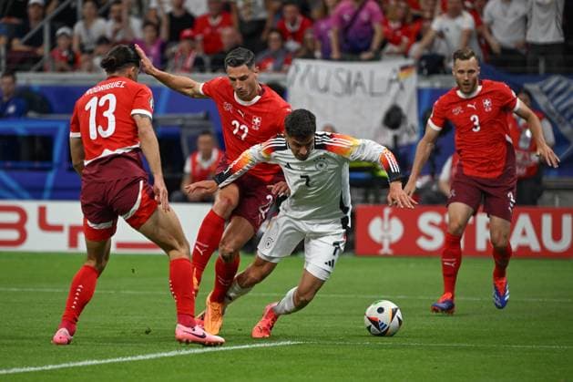23.06.2024, xjhx, Fussball EM 2024, Schweiz - Deutschland emspor, v.l. Ricardo Rodriguez (Schweiz, 13), Fabian Schaer (Schweiz, 22), Kai Havertz (Deutschland, 7) Zweikampf, Duell, Kampf, tackle (UEFA REGULATIONS PROHIBIT ANY USE OF PHOTOGRAPHS as IMAGE SEQUENCES and or QUASI-VIDEO) Frankfurt