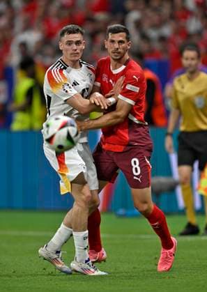 23.06.2024, Fussball UEFA EURO, EM, Europameisterschaft,Fussball 2024, Vorrunde, 3.Spieltag, Deutschland - Schweiz, in der Frankfurt-Arena in Frankfurt am Main, v.l. Florian Wirtz (Deutschland) gegen Remo Freuler (Schweiz)