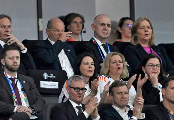 23.06.2024, Fussball UEFA EURO, EM, Europameisterschaft,Fussball 2024, Vorrunde, 3.Spieltag, Deutschland - Schweiz, in der Frankfurt-Arena in Frankfurt am Main, Außenministerin Annalena Baerbock (Deutschland) und Nancy Fässer (Deutschland) und Bundeskanzler Olaf Scholz (Deutschland)