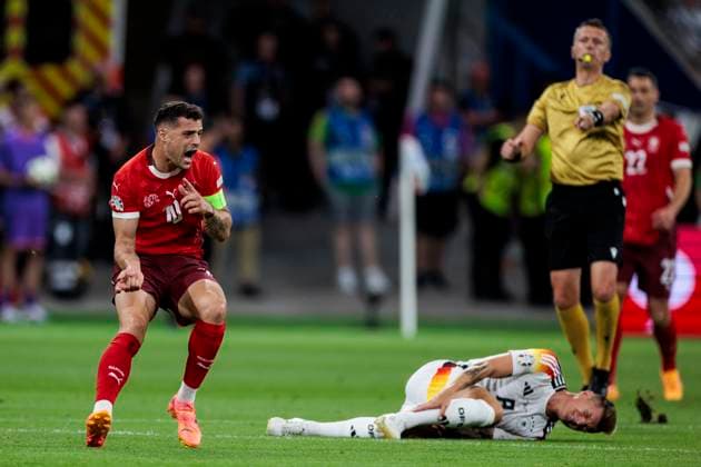 UEFA EURO, EM, Europameisterschaft,Fussball 2024: Schweiz - Deutschland; 23.06.2024 Granit Xhaka (Schweiz, 10) ärgert sich über den Freistoßpfiff gegen ihn nach Foul an Toni Kroos (Deutschland, 8). UEFA EURO 2024: Schweiz - Deutschland; Frankfurt Arena, Frankfurt am 23.06.2024 Copyright: xBEAUTIFULxSPORTS Wunderlx