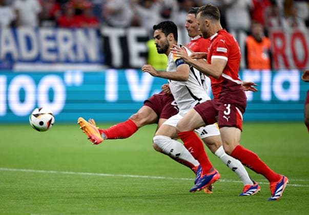 Fussball Euro 2024 Gruppe A 23.06.2024 Schweiz - Deutschland Fabian Schaer (li, Schweiz) gegen Ilkay Guendogan (mitte, Deutschland) gegen Silvan Widmer (re, Schweiz)