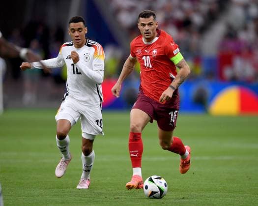 Fussball Euro 2024 Gruppe A 23.06.2024 Schweiz - Deutschland Jamal Musiala (li, Deutschland) gegen Granit Xhaka (re, Schweiz)
