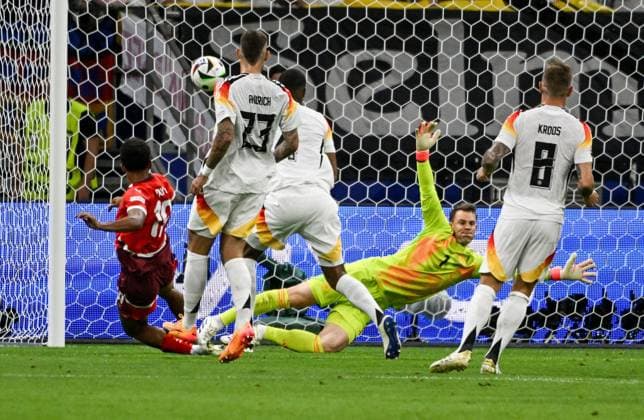 23.06.2024, xpsx, Fussball EM 2024, Schweiz - Deutschland emspor, v.l. tor für die schweiz torschütze Dan Ndoye (Schweiz), Jonathan Tah (Deutsche Fussball Nationalmannschaft DFB), Manuel Neuer (Deutsche Fussball Nationalmannschaft DFB) (DFL DFB REGULATIONS PROHIBIT ANY USE OF PHOTOGRAPHS as IMAGE SEQUENCES and or QUASI-VIDEO) emspor Frankfurt