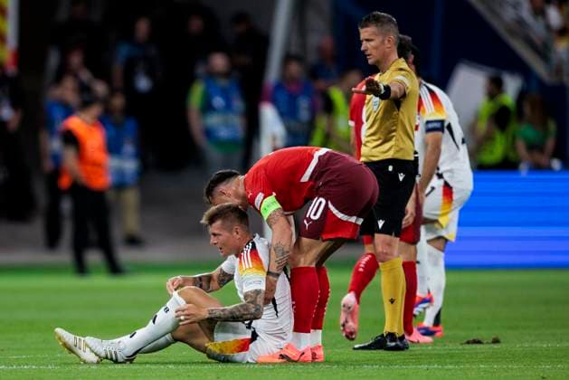 UEFA EURO, EM, Europameisterschaft,Fussball 2024: Schweiz - Deutschland; 23.06.2024 Granit Xhaka (Schweiz, 10) hilft Toni Kroos (Deutschland, 8) auf. UEFA EURO 2024: Schweiz - Deutschland; Frankfurt Arena, Frankfurt am 23.06.2024 Copyright: xBEAUTIFULxSPORTS Wunderlx