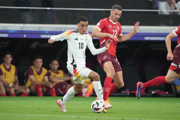Jamal Musiala (Deutschland Germany, 10) gegen Fabian Schär (Schweiz, Switzerland, Suisse, 22) - Frankfurt 23.06.2024: Deutschland vs. Schweiz, EURO2024 M25, Gruppe A, EM-Arena Frankfurt