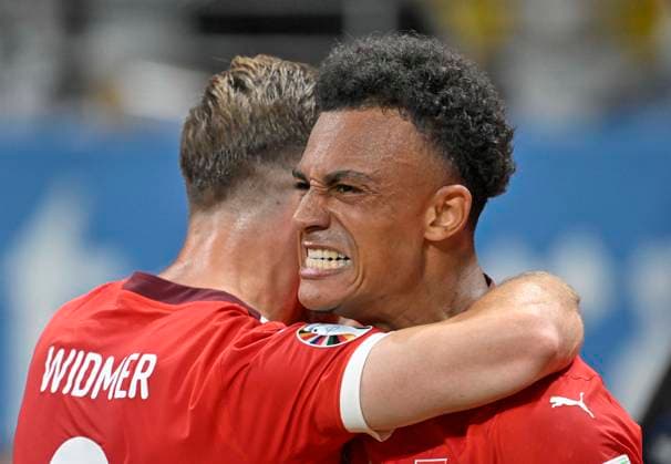23.06.2024, Fussball UEFA EURO, EM, Europameisterschaft,Fussball 2024, Vorrunde, 3.Spieltag, Deutschland - Schweiz, in der Frankfurt-Arena in Frankfurt am Main, Dan Ndoye (Schweiz) jubelt mit Silvan Widmer (Schweiz) .