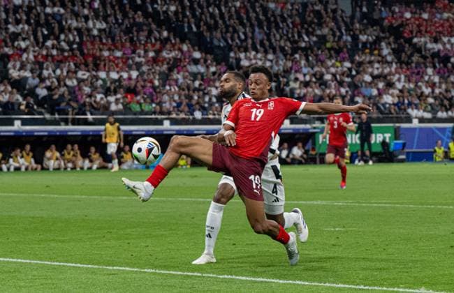 Fußball, Herren, Saison 2023 24, Euro EM 2024, Gruppe A (3. Spieltag) in Frankfurt, Schweiz - Deutschland, Dan Ndoye (Schweiz) erzielt das Tor zum 1:0 gegen Jonathan Tah (Deutschland), 23.06. 2024, Copyright: xMatthiasxKochx