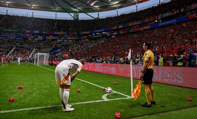 23.06.2024, xpsx, Fussball EM 2024, Schweiz - Deutschland emspor, v.l. Toni Kroos (Deutsche Fussball Nationalmannschaft DFB) wird mit papierkugeln abgeworfen (DFL DFB REGULATIONS PROHIBIT ANY USE OF PHOTOGRAPHS as IMAGE SEQUENCES and or QUASI-VIDEO) emspor Frankfurt