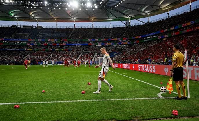23.06.2024, xpsx, Fussball EM 2024, Schweiz - Deutschland emspor, v.l. Toni Kroos (Deutsche Fussball Nationalmannschaft DFB) wird mit papierkugeln abgeworfen (DFL DFB REGULATIONS PROHIBIT ANY USE OF PHOTOGRAPHS as IMAGE SEQUENCES and or QUASI-VIDEO) emspor Frankfurt