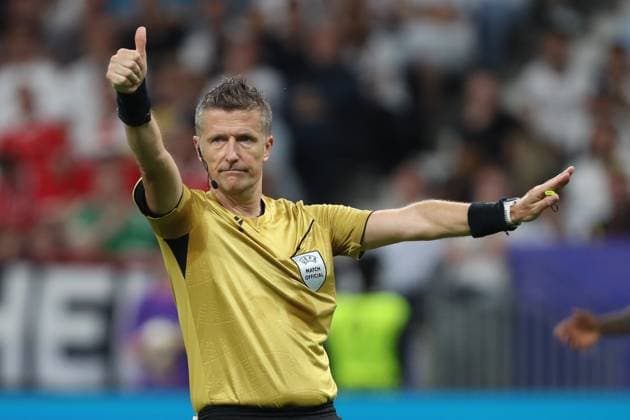 Schiedsrichter Daniele Orsato gestikuliert, Gestik, UEFA EURO, EM, Europameisterschaft,Fussball 2024 - Group A, Switzerland vs Germany, Arena Frankfurt am 23. June 2024 in Frankfurt am Main, Deutschland. (Foto von Oliver Kaelke DeFodi Images) Schiedsrichter Daniele Orsato gestures, UEFA EURO 2024 - Group A, Switzerland vs Germany, Arena Frankfurt on June 23, 2024 in Frankfurt am Main, Germany. (Photo by Oliver Kaelke DeFodi Images) Defodi-678_2024_06_23_OK_SUIGER_1074