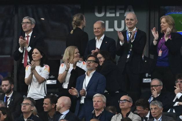 23.06.2024, xpsx, Fussball EM 2024, Schweiz - Deutschland emspor, v.l. Annalena Baerbock, Nancy Faeser, Bundeskanzler Olaf Scholz, Bernd Neuendorf (DFB-Praesident) (DFL DFB REGULATIONS PROHIBIT ANY USE OF PHOTOGRAPHS as IMAGE SEQUENCES and or QUASI-VIDEO) Frankfurt