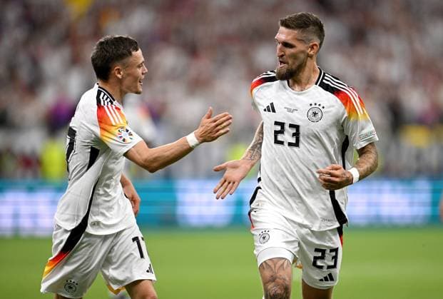 Fussball Euro 2024 Gruppe A 23.06.2024 Schweiz - Deutschland Jubel Deutschland, Florian Wirtz (li.) mit Robert Andrich (re.)