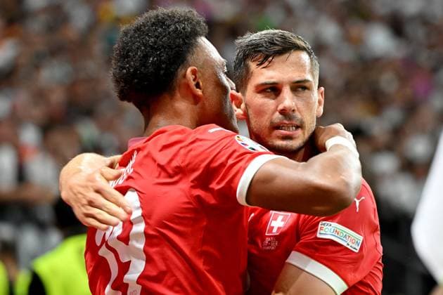 23.06.2024, xjrdrx, Fussball EM 2024, Schweiz - Deutschland emspor, v.l. Torjubel nach dem Tor zum celebrating the goal celebrate 1:0 durch Dan Ndoye (Schweiz) (DFL DFB REGULATIONS PROHIBIT ANY USE OF PHOTOGRAPHS as IMAGE SEQUENCES and or QUASI-VIDEO) Frankfurt