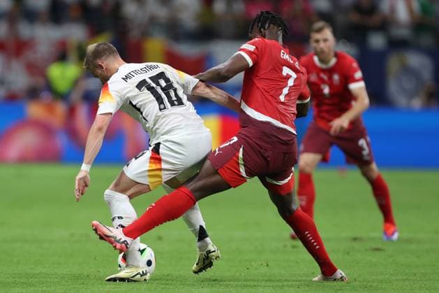Maximilian Mittelstädt (Deutschland) und Breel Embolo (Switzerland) im Zweikampf, UEFA EURO, EM, Europameisterschaft,Fussball 2024 - Group A, Switzerland vs Germany, Arena Frankfurt am 23. June 2024 in Frankfurt am Main, Deutschland. (Foto von Oliver Kaelke DeFodi Images) Maximilian Mittelstädt (Deutschland) und Breel Embolo (Switzerland) battle for the ball, UEFA EURO 2024 - Group A, Switzerland vs Germany, Arena Frankfurt on June 23, 2024 in Frankfurt am Main, Germany. (Photo by Oliver Kaelke DeFodi Images) Defodi-678_2024_06_23_OK_SUIGER_1246