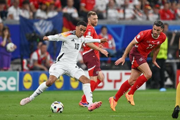 23.06.2024, xscotx, Fussball EM 2024, Schweiz - Deutschland, emspor, v.l. Jamal Musiala (Deutschland, 10), Fabian Schaer (Schweiz, 22) Zweikampf, Duell, Kampf, tackle Frankfurt am Main
