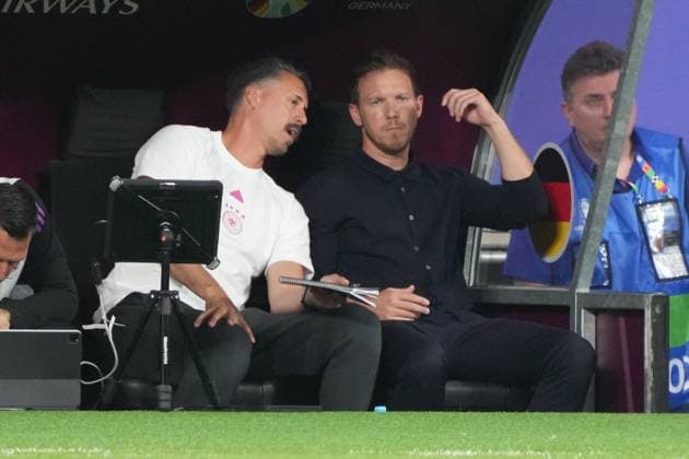 Co-Trainer Assistenztrainer Sandro Wagner (Deutschland Germany) und Bundestrainer Julian Nagelsmann (Deutschland Germany) besprechen mit ihrem Büchlein die Taktik - Frankfurt 23.06.2024: Deutschland vs. Schweiz, EURO2024 M25, Gruppe A, EM-Arena Frankfurt