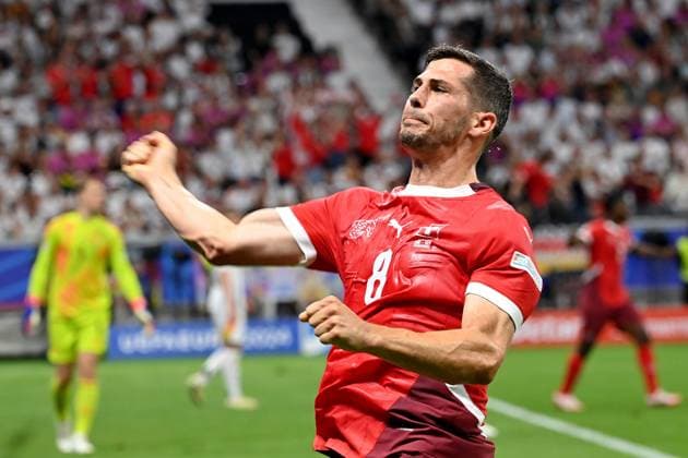 23.06.2024, xjrdrx, Fussball EM 2024, Schweiz - Deutschland emspor, v.l. Torjubel nach dem Tor zum celebrating the goal celebrate 1:0 durch Dan Ndoye (Schweiz) Remo Freuler (Schweiz) (DFL DFB REGULATIONS PROHIBIT ANY USE OF PHOTOGRAPHS as IMAGE SEQUENCES and or QUASI-VIDEO) Frankfurt