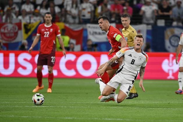 Granit Xhaka (Schweiz), li., foult Toni Kroos (Deutschland) 23.06.2024, Fussball Europameisterschaft 2024, Vorrunde, 3. Spieltag Schweiz - Deutschland Frankfurt Frankfurt Arena Hessen Deutschland