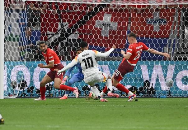 Jamal Musiala (Deutschland) foult Michel Aebischer (Schweiz), der anschliessende Treffer von Robert Andrich (Deutschland) wird aberkannt 23.06.2024, Fussball Europameisterschaft 2024, Vorrunde, 3. Spieltag Schweiz - Deutschland Frankfurt Frankfurt Arena Hessen Deutschland