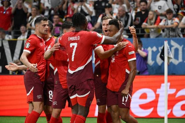 Die Schweizer Spieler feiern das 1:0 von Dan Ndoye (Schweiz), re., links Granit Xhaka (Schweiz) 23.06.2024, Fussball Europameisterschaft 2024, Vorrunde, 3. Spieltag Schweiz - Deutschland Frankfurt Frankfurt Arena Hessen Deutschland