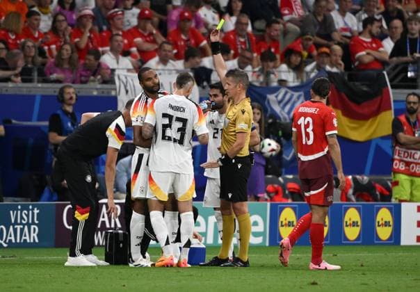 Jonathan Tah (Deutschland), li., sieht die Gelbe Karte und ist für das nächste Spiel gesperrt 23.06.2024, Fussball Europameisterschaft 2024, Vorrunde, 3. Spieltag Schweiz - Deutschland Frankfurt Frankfurt Arena Hessen Deutschland
