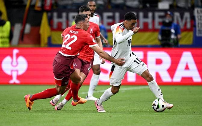 Fussball Euro 2024 Gruppe A 23.06.2024 Schweiz - Deutschland Fabian Schaer (li, Schweiz) gegen Jamal Musiala (re, Deutschland)
