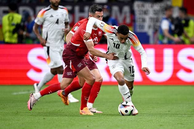 Fussball Euro 2024 Gruppe A 23.06.2024 Schweiz - Deutschland Fabian Schaer (li, Schweiz) gegen Jamal Musiala (re, Deutschland)